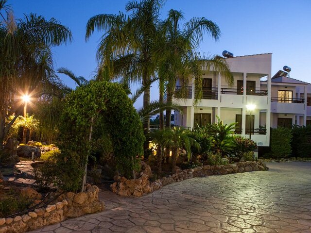 Coliseum Studios & Apartments ★★★
