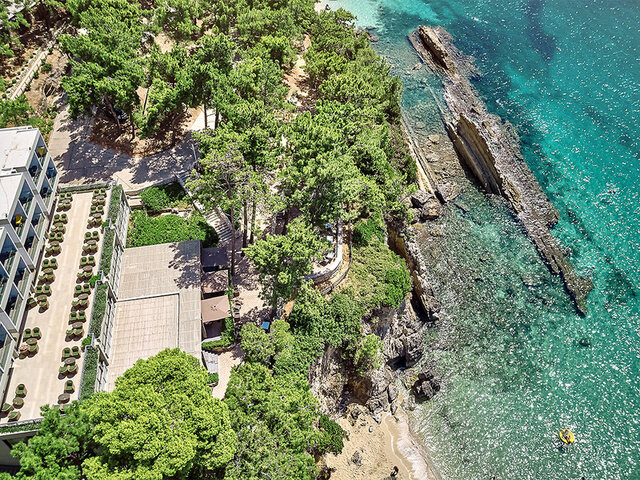 WHITE ROCKS ★★★★