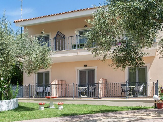 Syraina Studios & Rooms ★★★