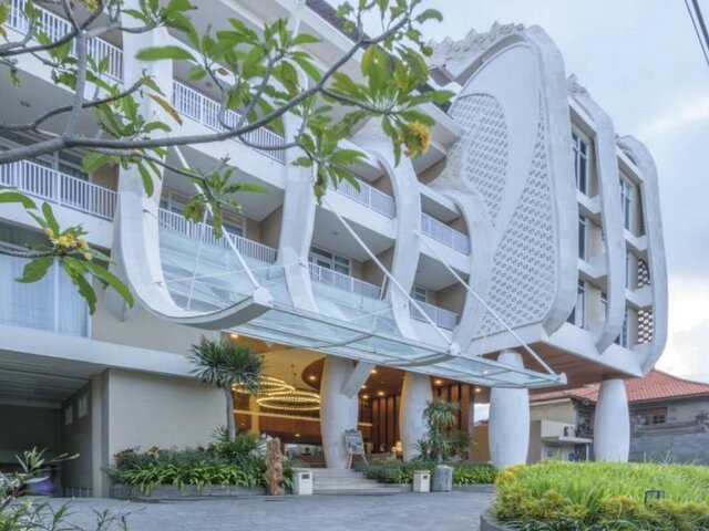Bedrock Hotel Kuta Bali ★★★★