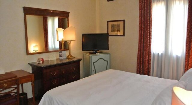 Villa Cipriani ★★★★★