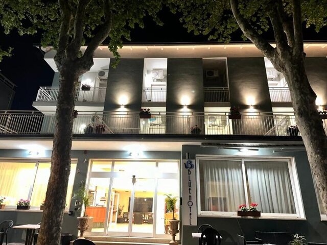 Blue Hotel ★★★