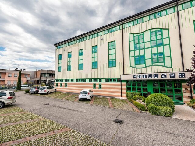 West Point Airport Hotel ★★★★