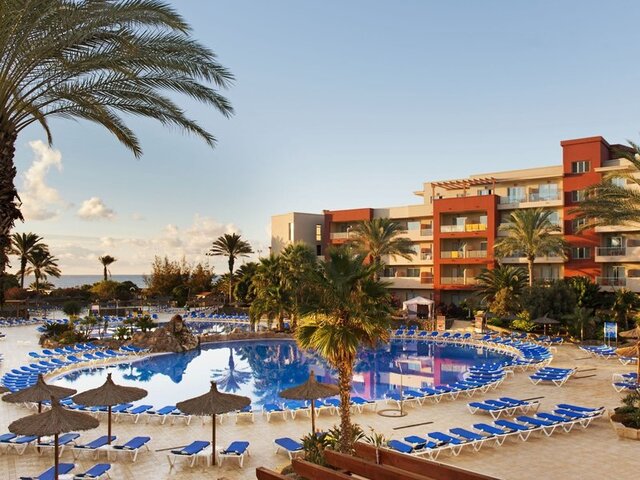 Elba Carlota Beach & Golf Resort     ★★★★