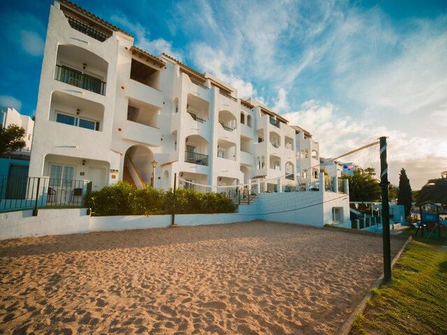 Holiday Center ★★★