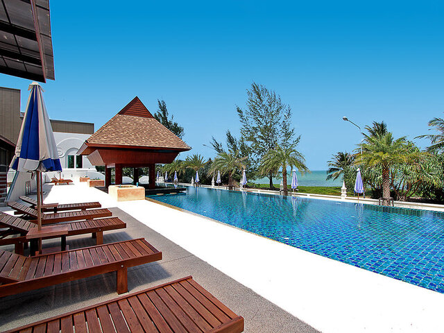 Maikhao Palm Beach Resort ★★★★