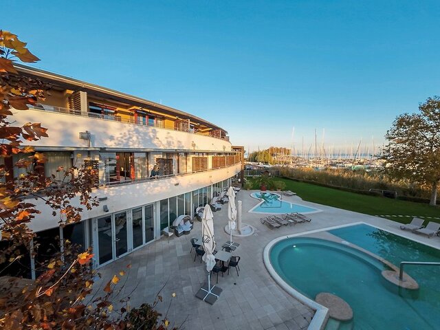 Hotel Golden Lake Resort ★★★★