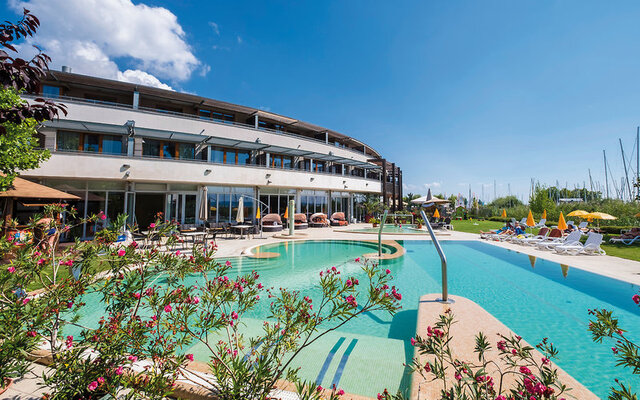 Hotel Golden Lake Resort ★★★★