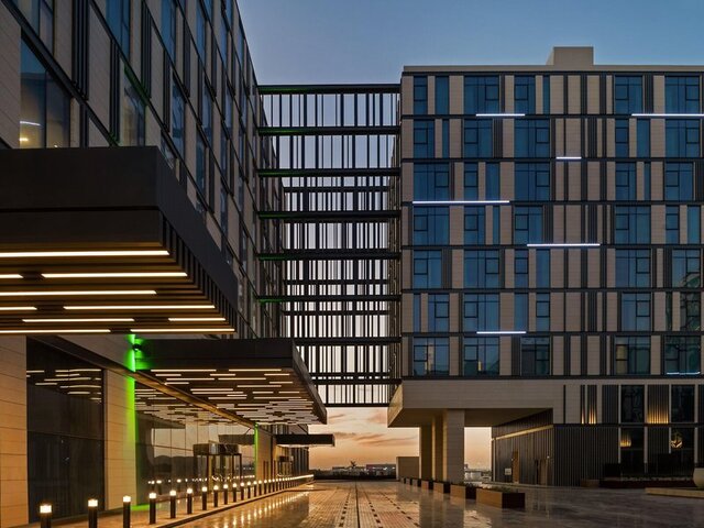 Holiday Inn Dubai Al-Maktoum Airport ★★★★