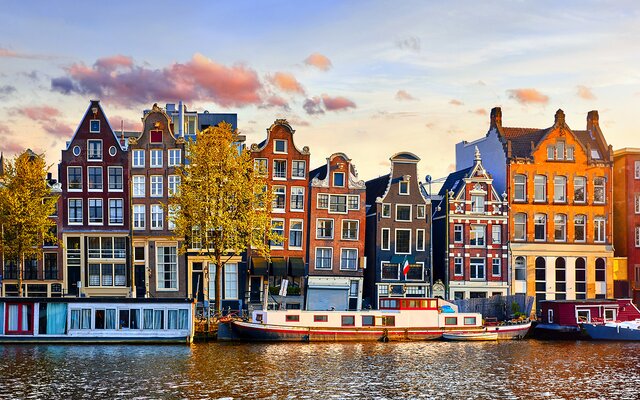 AMSTERDAM | Mit der Bahn ins Herz der Grachtenstadt