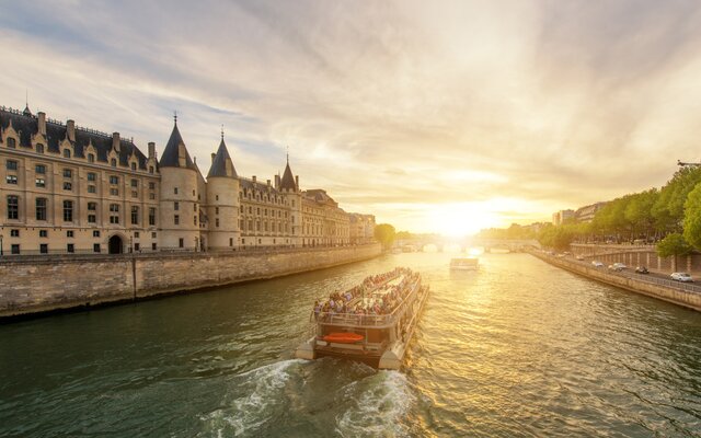 Spaziergang entlang des Ufers der Seine