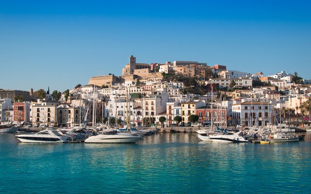 Sightseeing, Shopping und Wassersport im Urlaub genießen