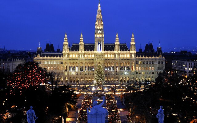 Adventsreise Wien: Lichtermeer, Eistraum und Christkindlmärkte“